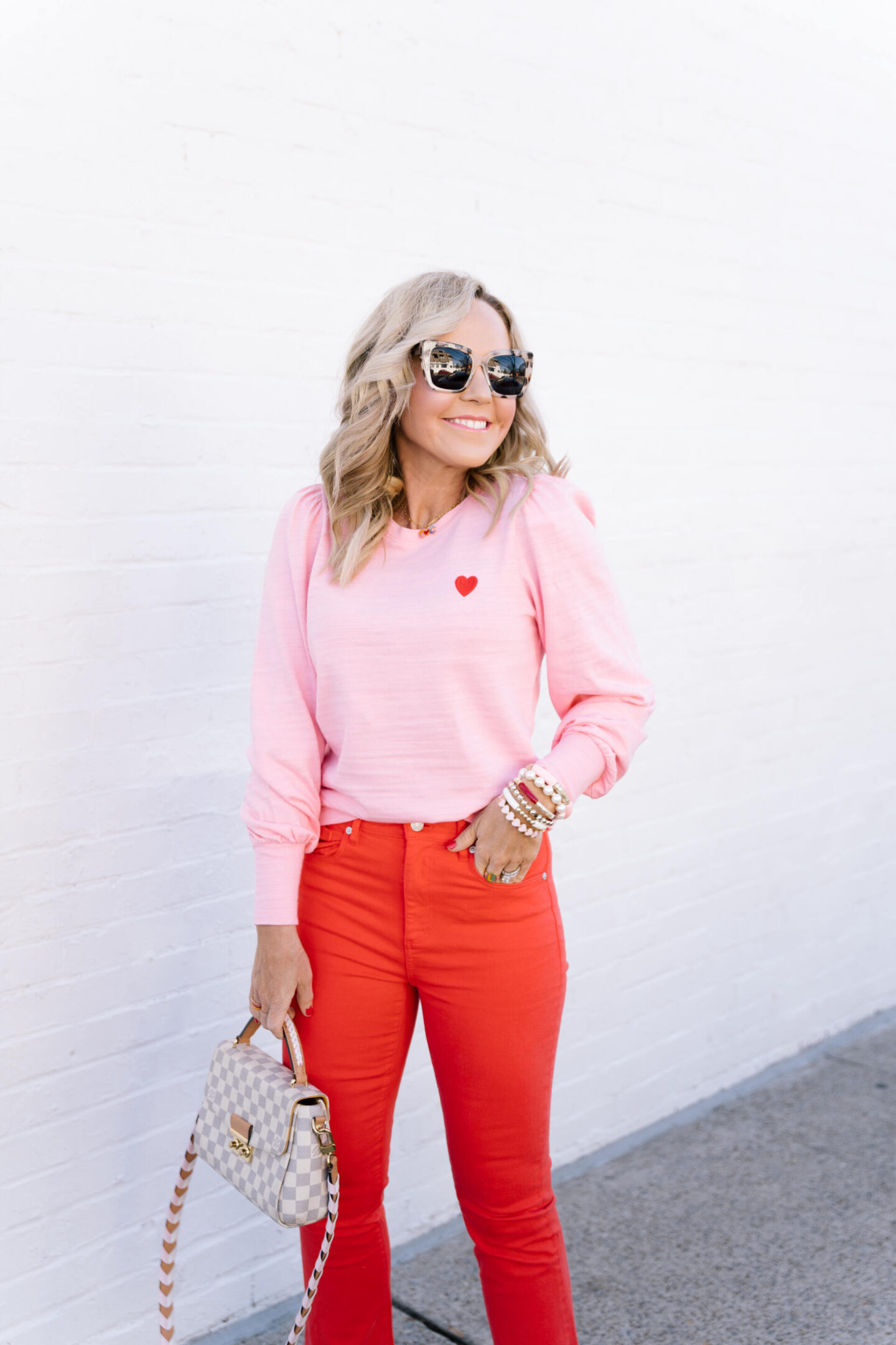How to style pink jeans, ways to style pink pants